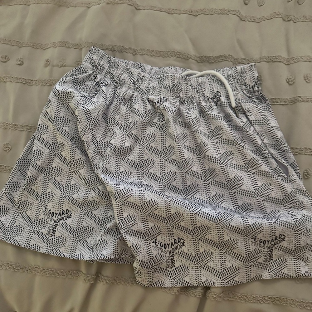 white goyard shorts fit small - large